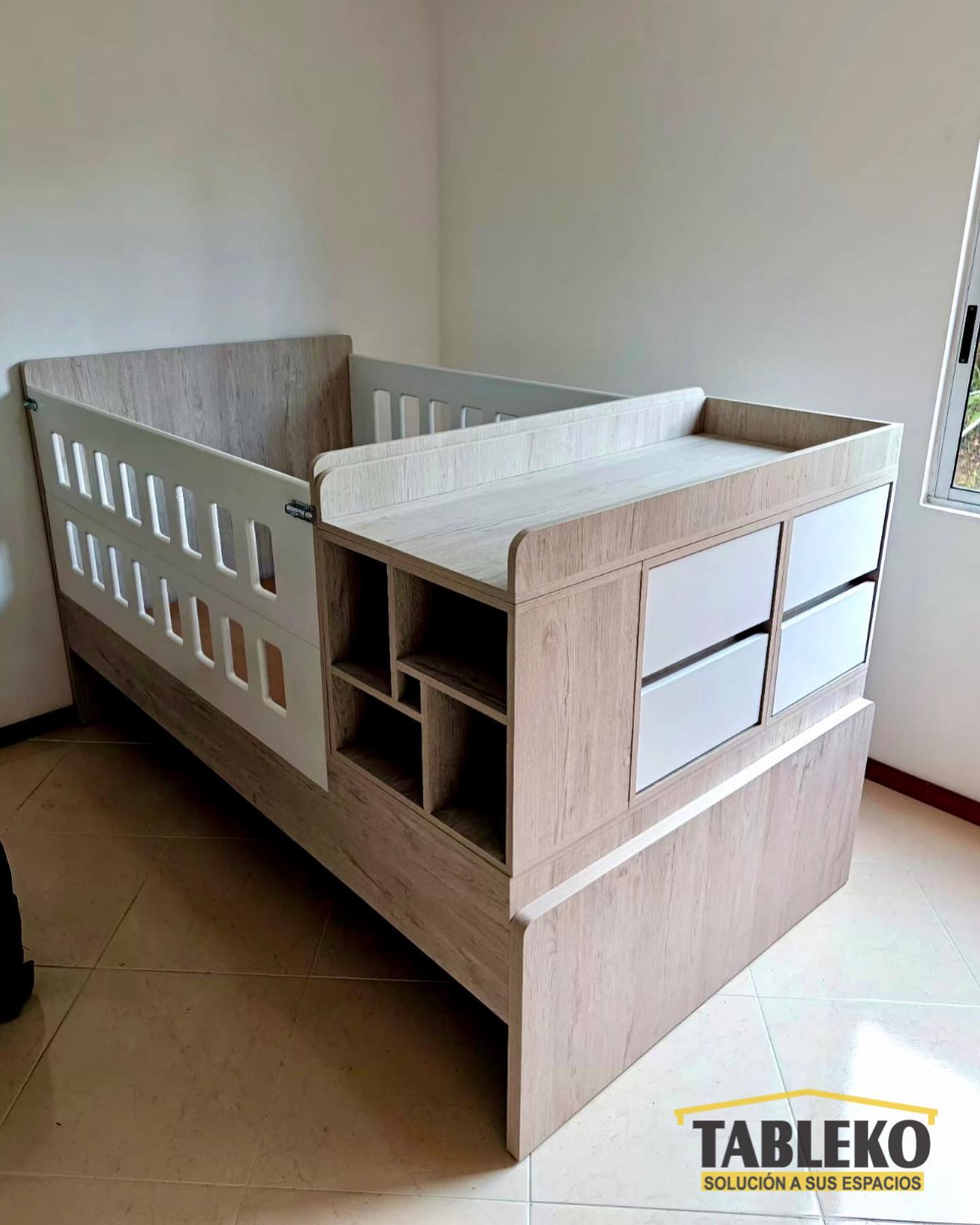 Cuna convertible en cama infantil y escritorio